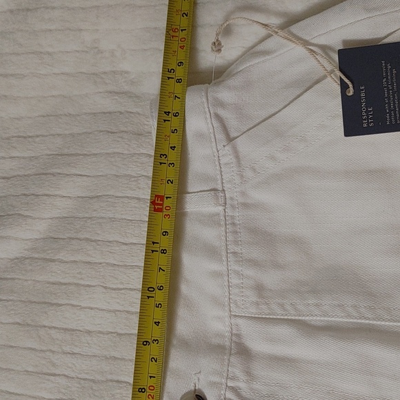 Universal tread four large large pockets white shorts size 8 NWT. - Picture 3 of 7